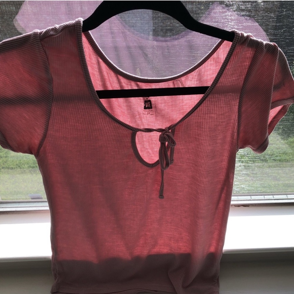 Ribbed pink v-cut shirt